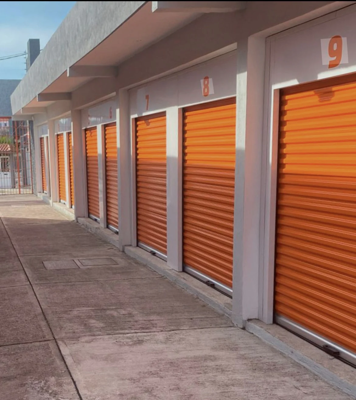 Exterior de Bodegas Moshe con cortinas naranjas